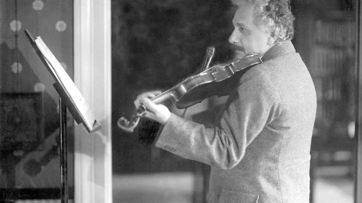 albert einstein tocando violin - Are there any recordings of Einstein playing violin