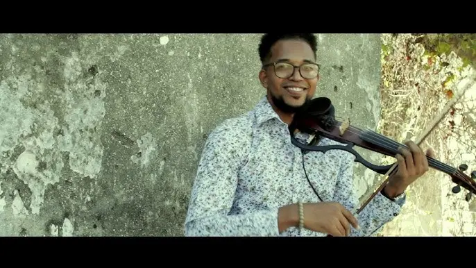 violinista de romeo santos - Cómo se llama la violinista de Romeo Santos