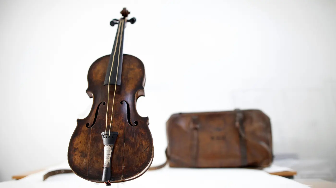 en cuanto se subasto el violin de titanic - Cómo se recuperó el violín del Titanic