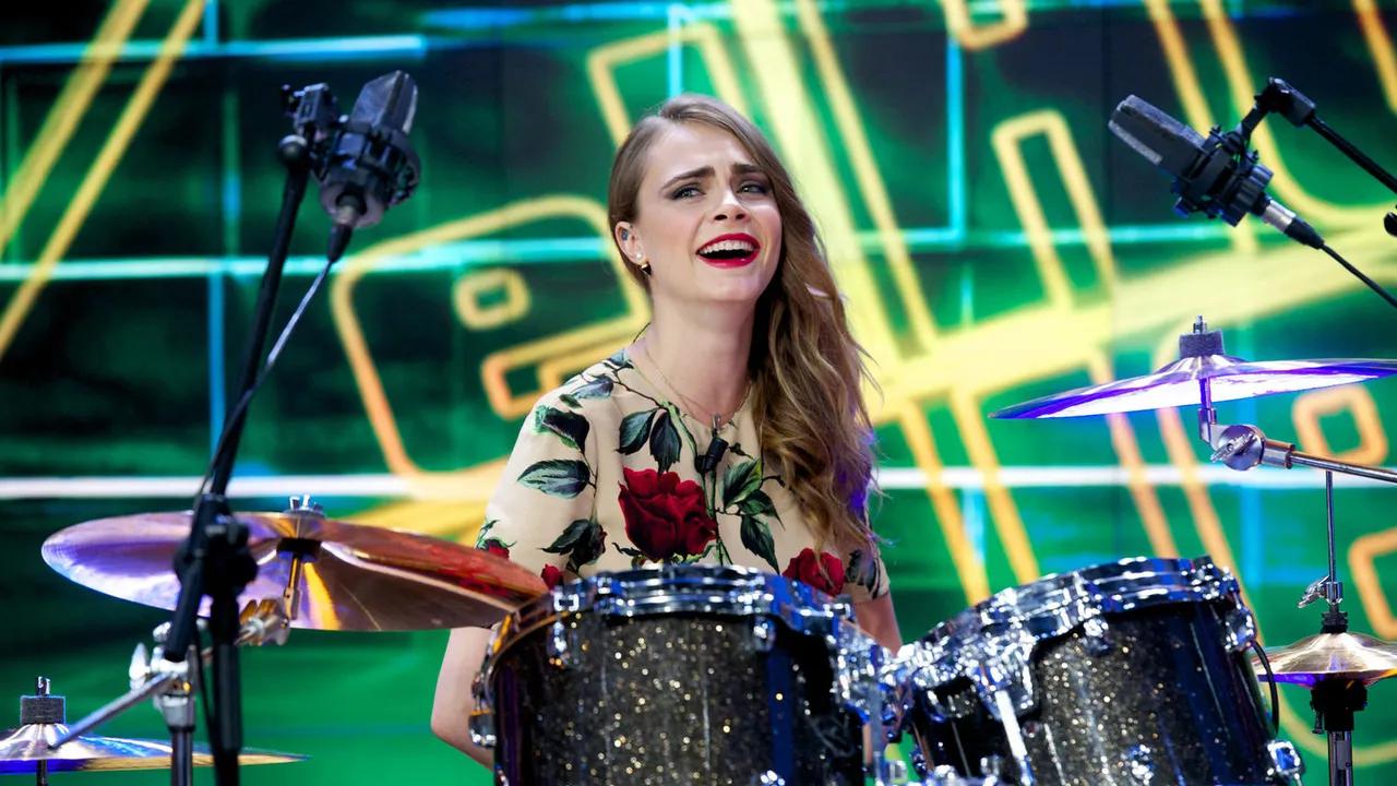 cara delevingne toca violin - Can Cara Delevingne play drums