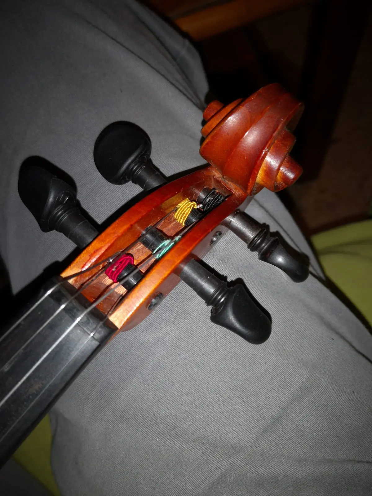 sacar clavijas de mi violin estan muy duras - Cómo se arregla una clavija atascada en un violín