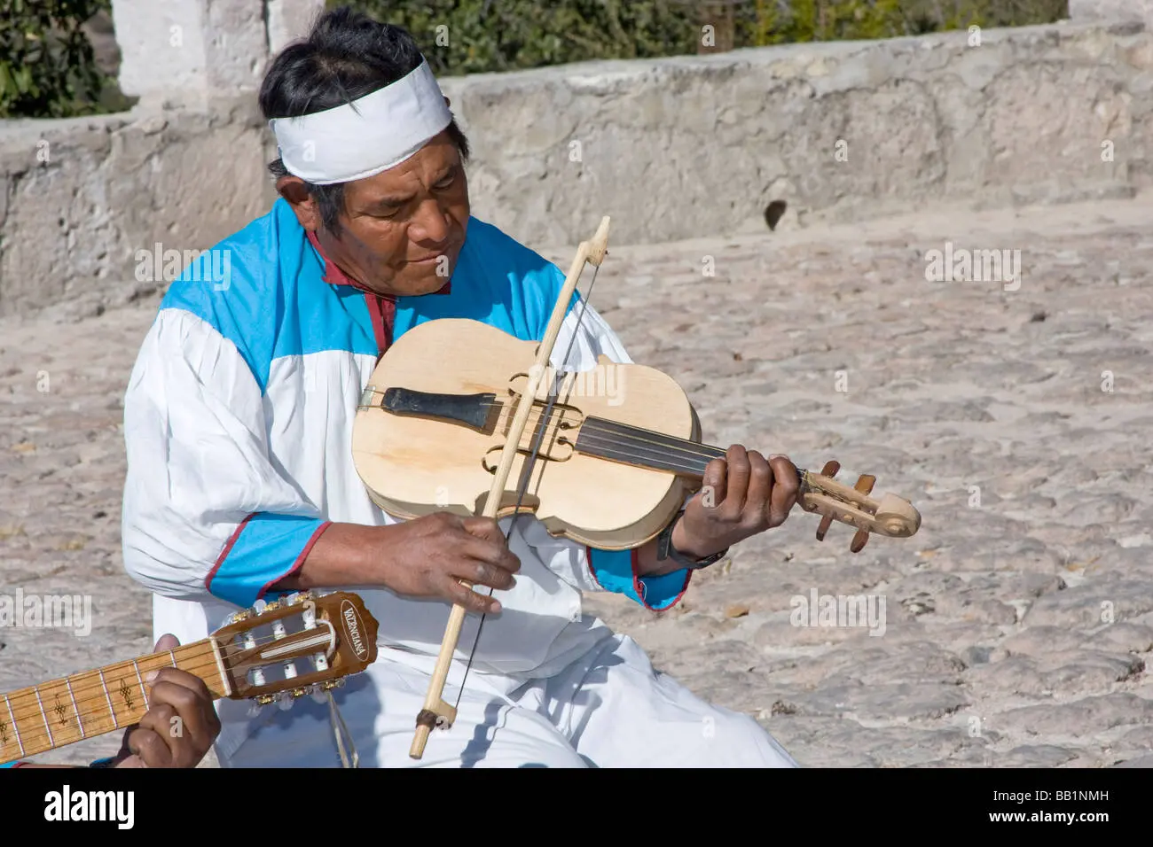 dibujos de los tarahumaras creando violines - Cómo se creó el mundo según los tarahumaras