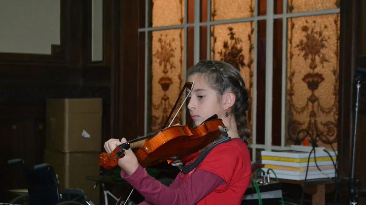 Ella está estudiando el violín en inglés - Cómo se dice ella estudia ella está estudiando el violin en inglés - Cómo se dice ella estudia