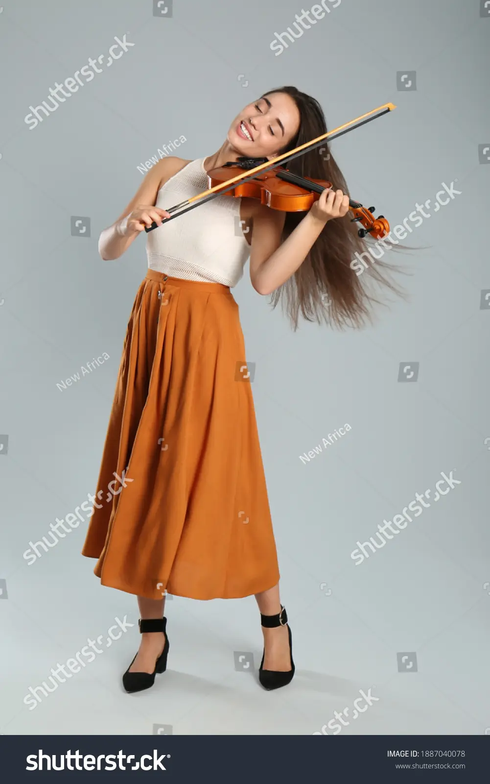 ella está estudiando el violin en inglés - Cómo se dice estudiando