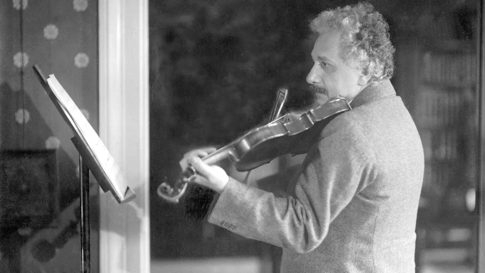 Fotos de Albert Einstein tocando violín: Un vistazo a su pasión por la música - Cómo se llamaba el violín de Einstein fotos de albert einstein tocando violín - Cómo se llamaba el violín de Einstein