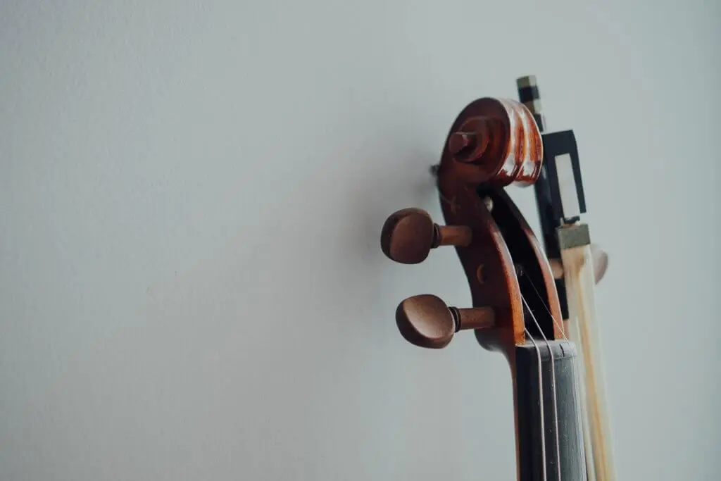 ¿Cómo suena el violín en una iglesia? - Cuál es el timbre de un violín como suena el violin en una iglesia en palabras expresarlo - Cuál es el timbre de un violín