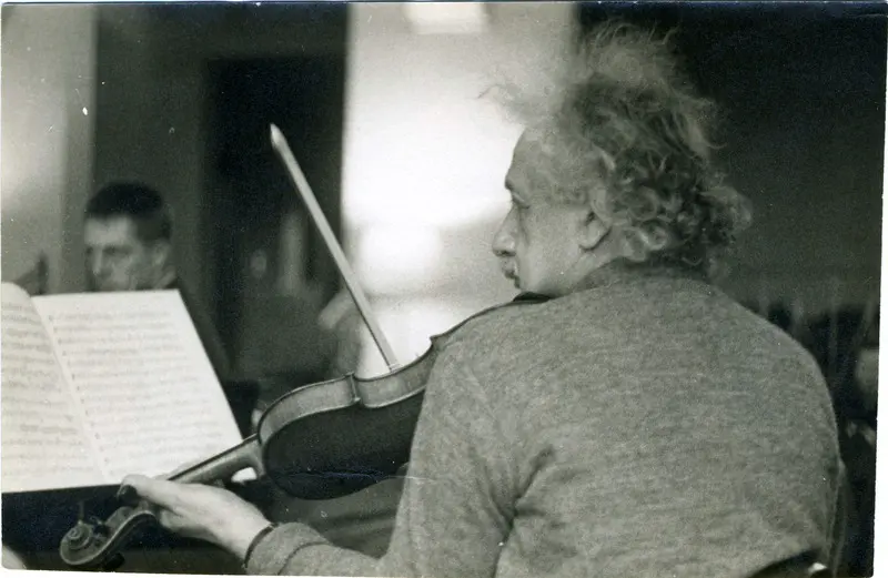 Albert Einstein: Tocando el violín, una de sus aficiones favoritas - Cuáles eran las aficiones de Albert Einstein einstein tocando el violín una de sus aficiones favoritas - Cuáles eran las aficiones de Albert Einstein