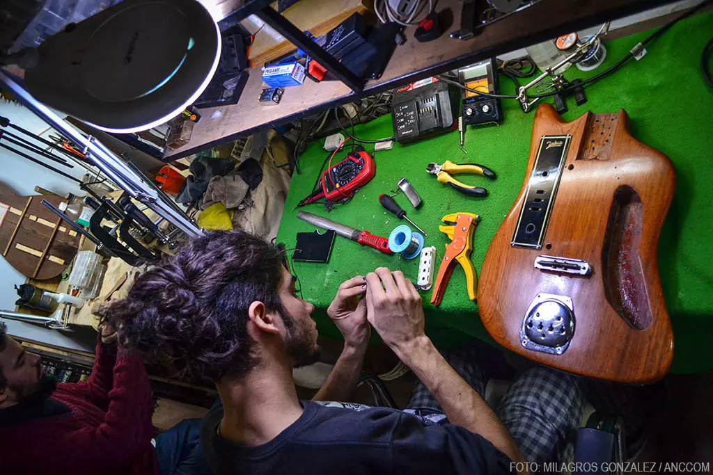 Banda con Violín y Guitarra Eléctrica: La Fusión Perfecta - Cuáles son los instrumentos de una banda de rock banda donde hay violin mas guitarra electrica - Cuáles son los instrumentos de una banda de rock