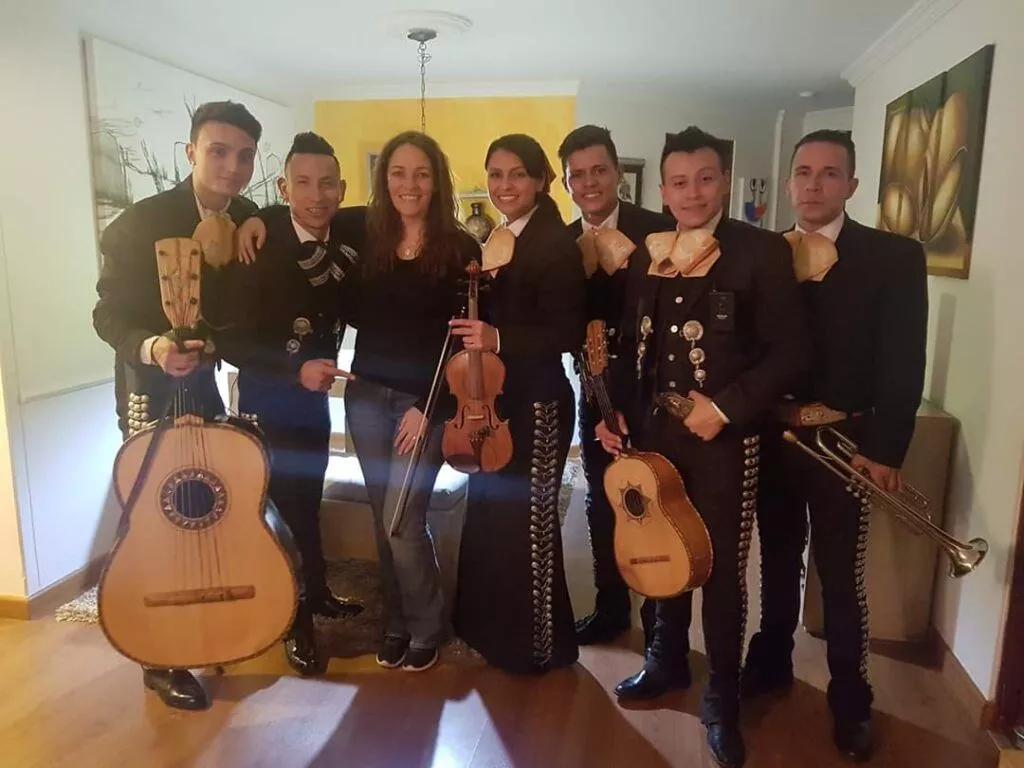 mariachis con violines en bogota - Cuánto vale una serenata de mariachis en Chile