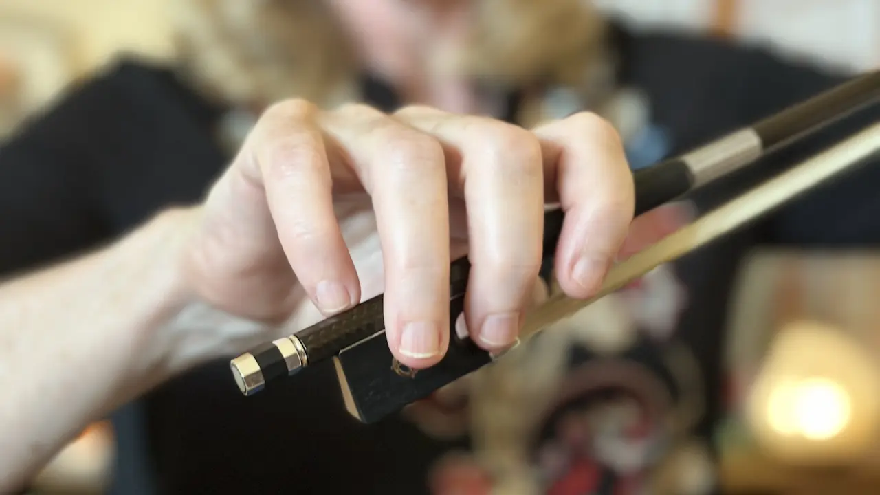 beginner violin bow hold - Does it matter how you hold a violin bow