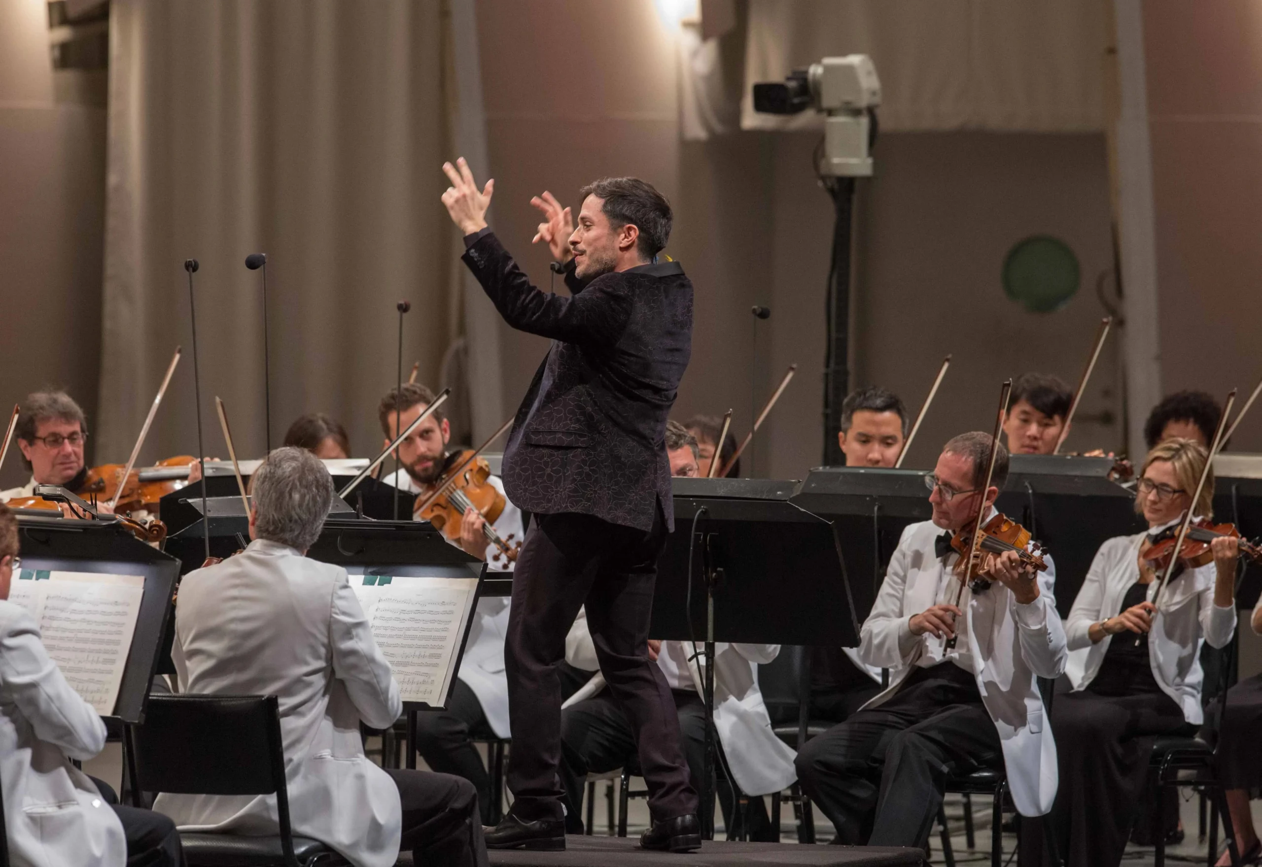 Gael García Bernal y su pasión por el violín en Mozart in the Jungle - How accurate is Mozart in the jungle gael garcia bernal violin - How accurate is Mozart in the jungle
