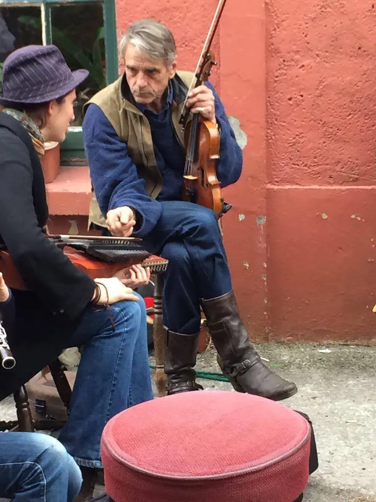 jeremy irons violin - Is Jeremy Irons still married to Sinéad Cusack