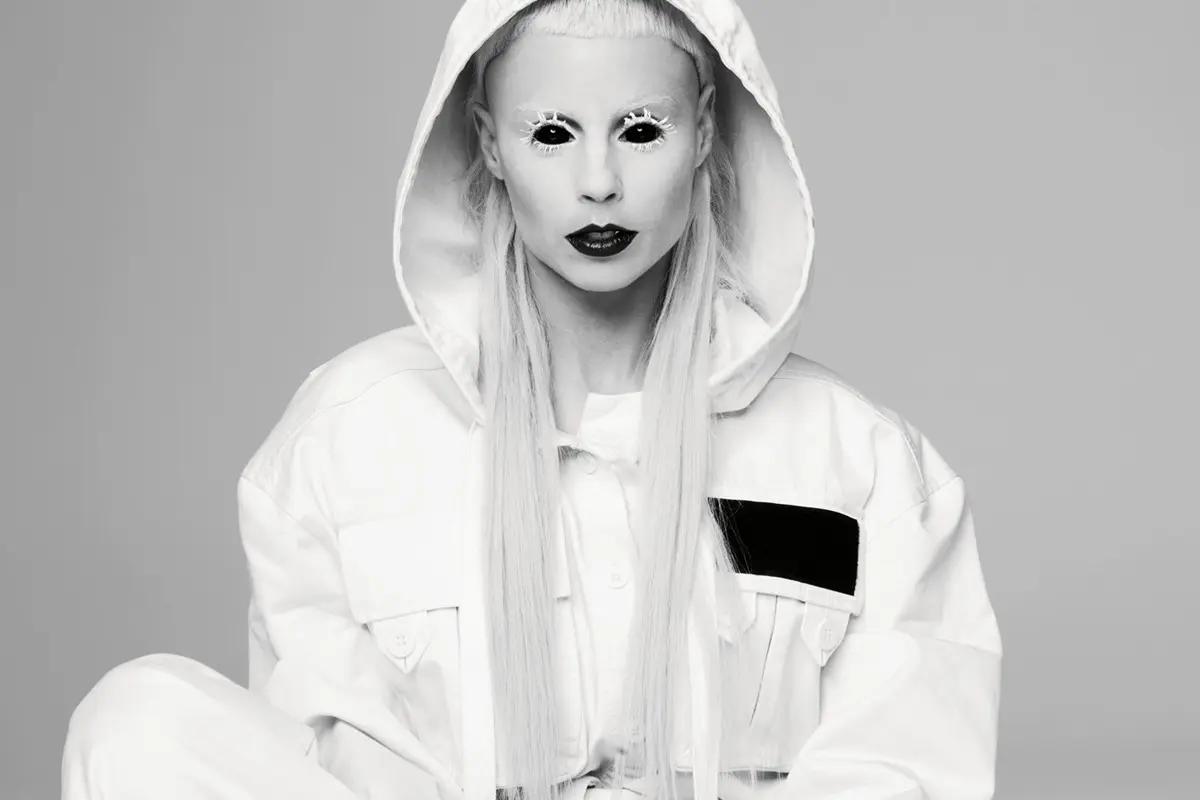 Die Antwoord: El entorno ninja del violin - Is Yolandi Visser white die ant world ninja violin - Is Yolandi Visser white