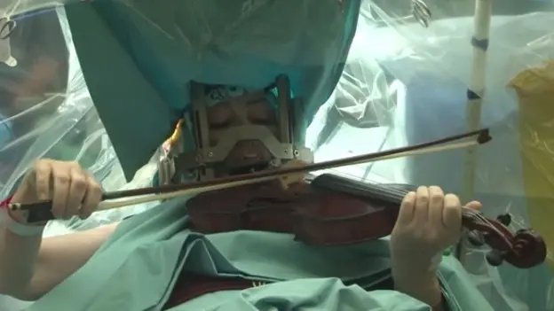 violinista con bolsa en la cabeza - Por qué Wendy se puso una bolsa en la cabeza