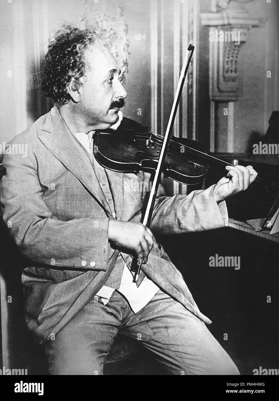 Albert Einstein: Tocando el violín, una de sus aficiones favoritas - Qué es lo que más le gustaba a Albert Einstein einstein tocando el violín una de sus aficiones favoritas - Qué es lo que más le gustaba a Albert Einstein