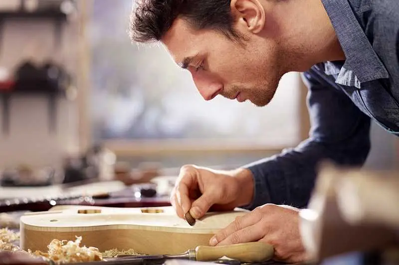 como se llama la persona que fabrica violines - Qué es un luthier y en qué consiste su profesión