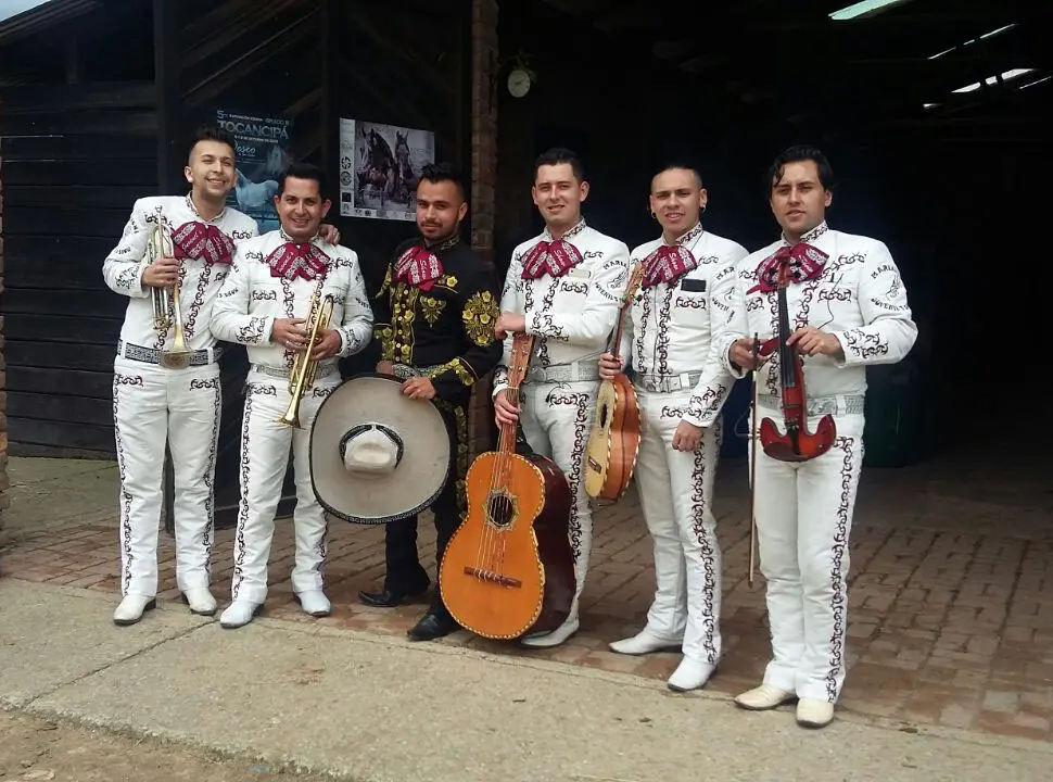 cuantos violines utiliza un mariachi - Qué es un mariachi completo