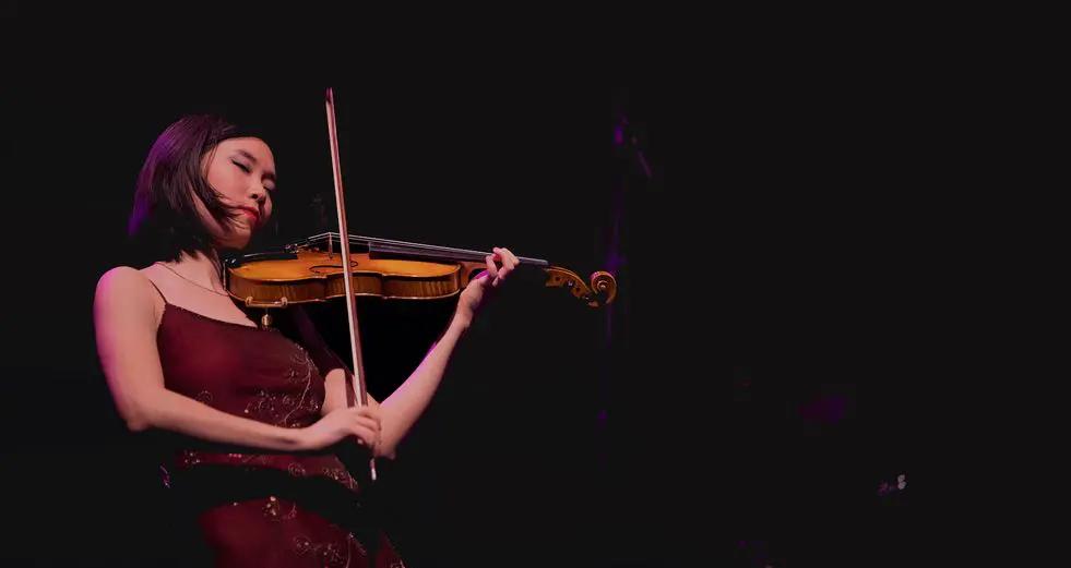 Carmen Conde: Una mujer destacada en el entorno del violín - Que estudió Carmen Conde carmen conde hombre con violin - Que estudió Carmen Conde