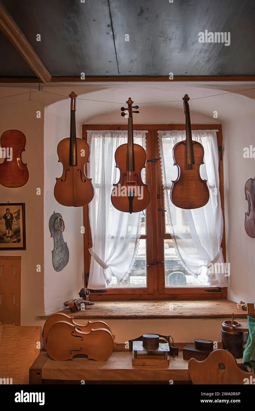 En el taller del maestro se fabricaba instrumentos y un violín - Qué luthier se hizo famoso en el barroco por sus instrumentos de cuerda frotada en el taller del maestro fabricaba intrumentos y un violín - Qué luthier se hizo famoso en el barroco por sus instrumentos de cuerda frotada