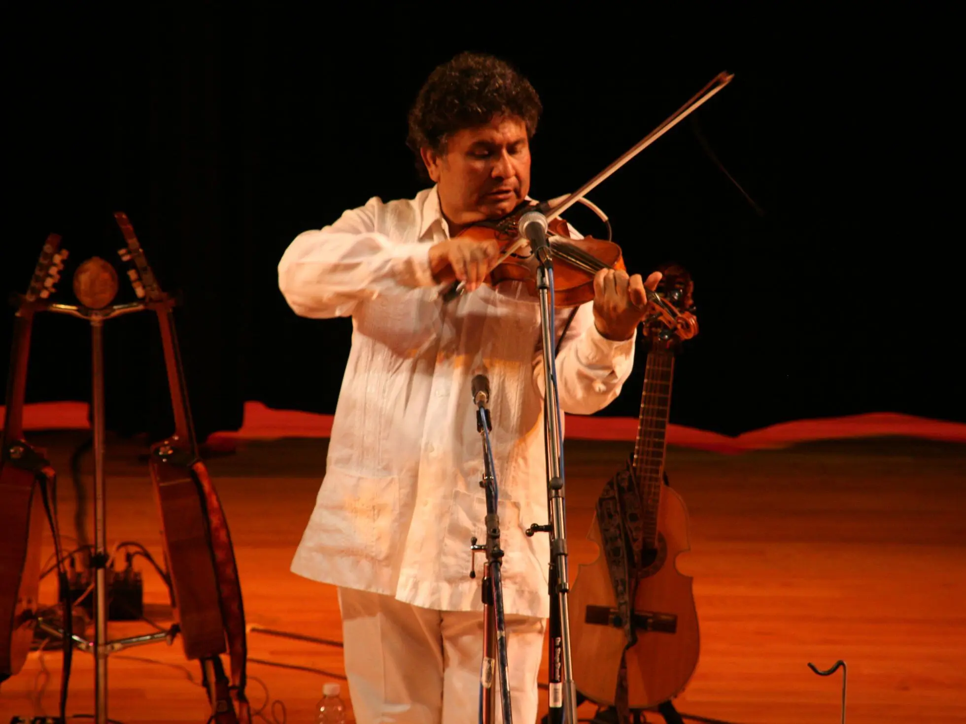 artista que toca el violín mexicano - Qué pasó con Juan Gabriel y Olga Breeskin