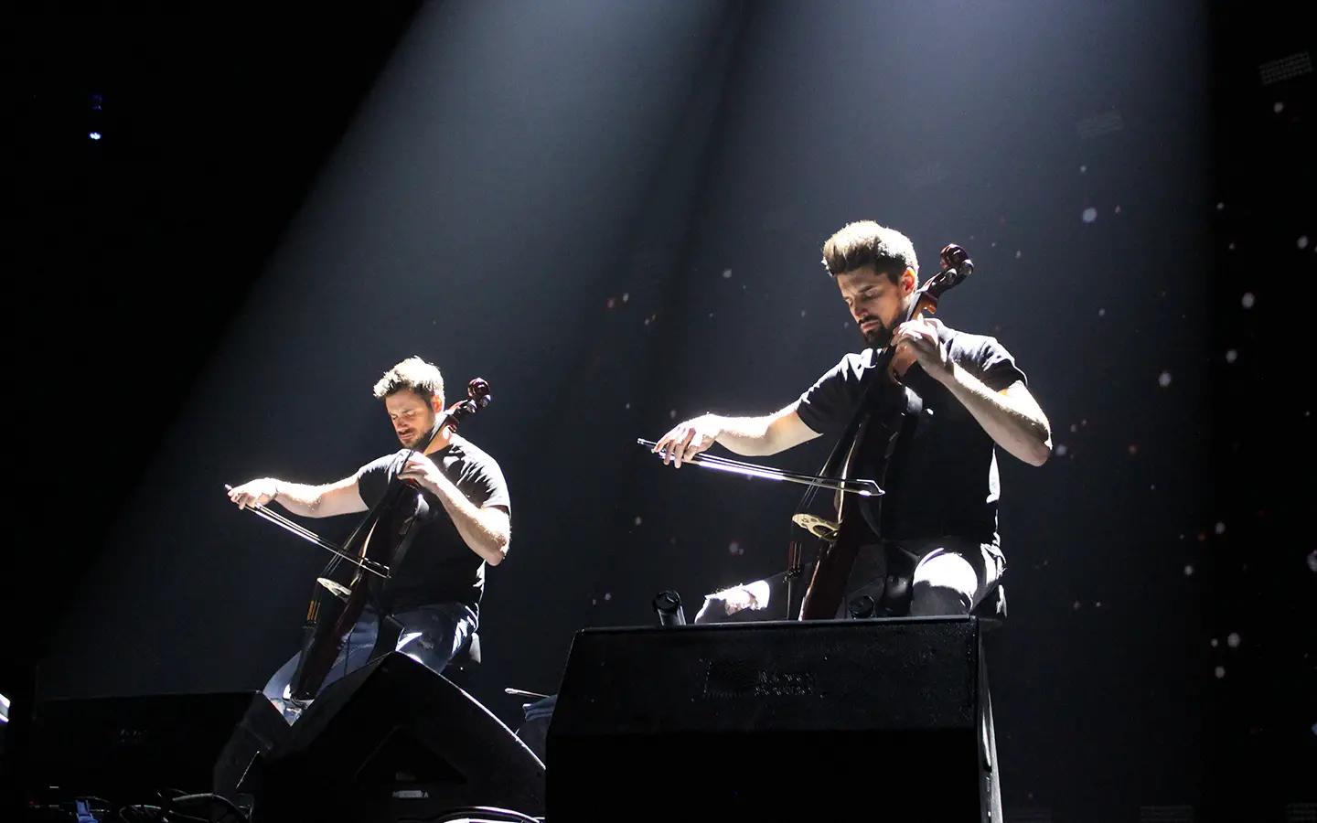 Concierto de Violines en el Coliseo Romano: Un espectáculo inolvidable - Qué pasó con los dos violonchelos concierto violines coliseo romano - Qué pasó con los dos violonchelos