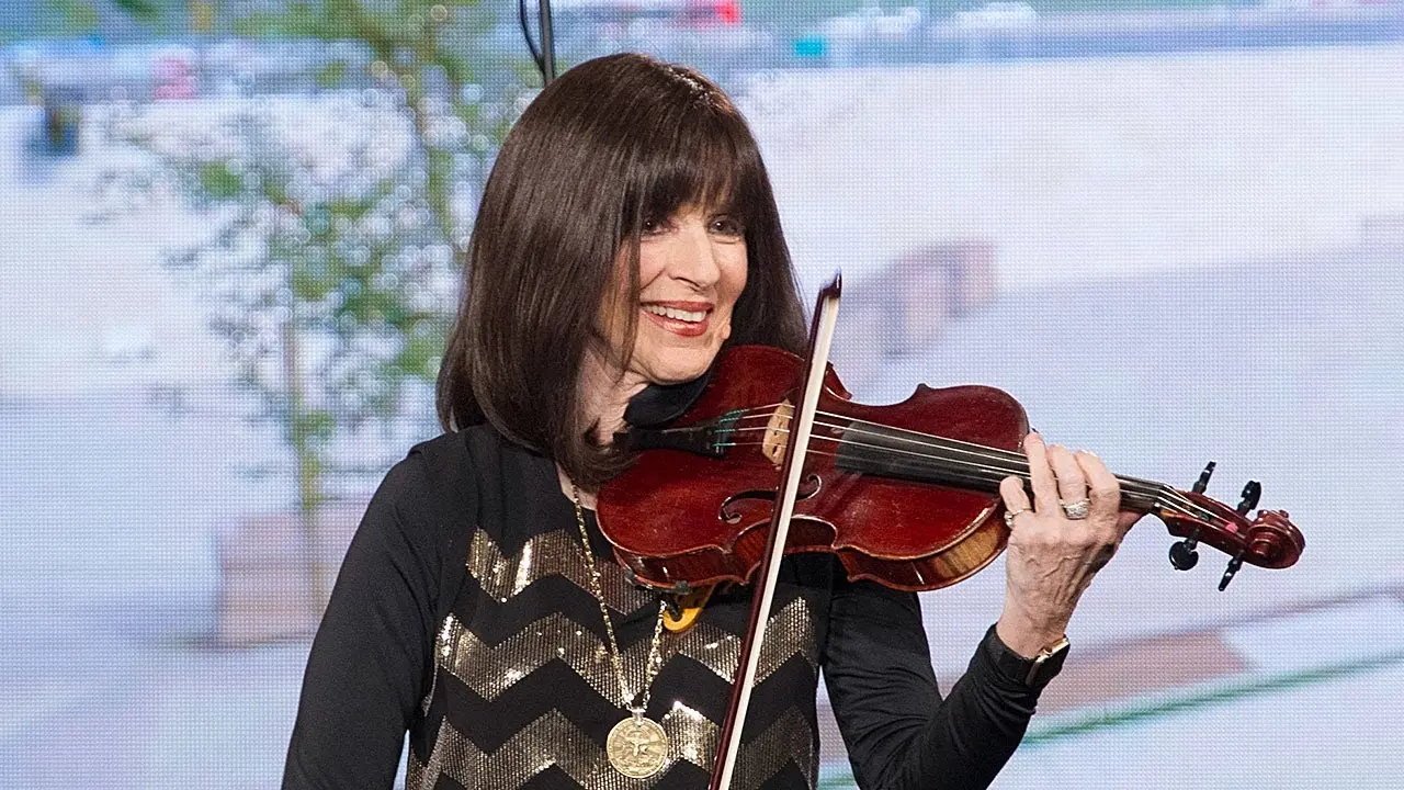 mujer tocando violin shabbat shalom - Que se contesta cuando te dicen Shabat Shalom