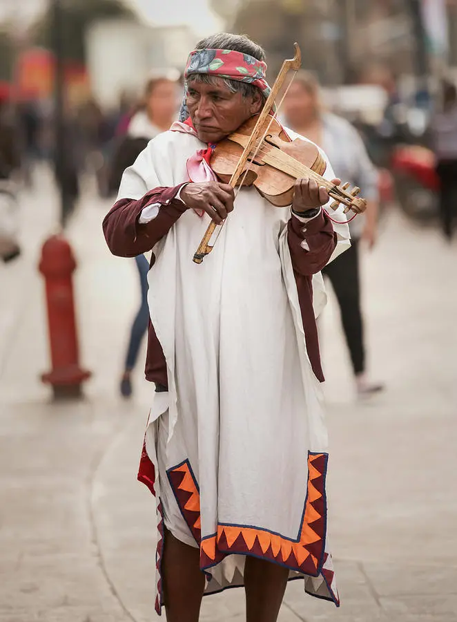 el violinista tarahumara - Qué significa ralámuli en tarahumara