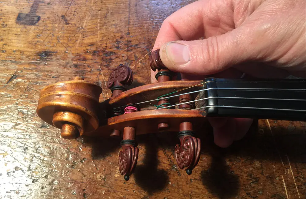 angles of the violin pegs - What is the peg ratio of a violin