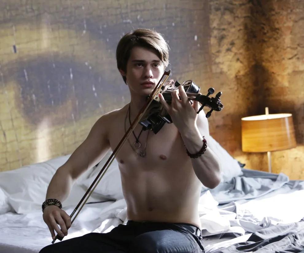 high strung violin - Who actually played the violin in high strung