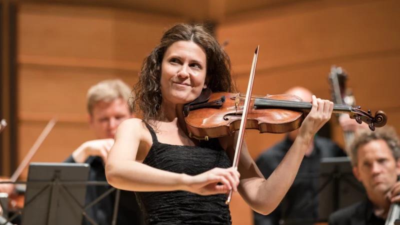 lorenza borrani violin - Who is the leader of the Chamber Orchestra of Europe