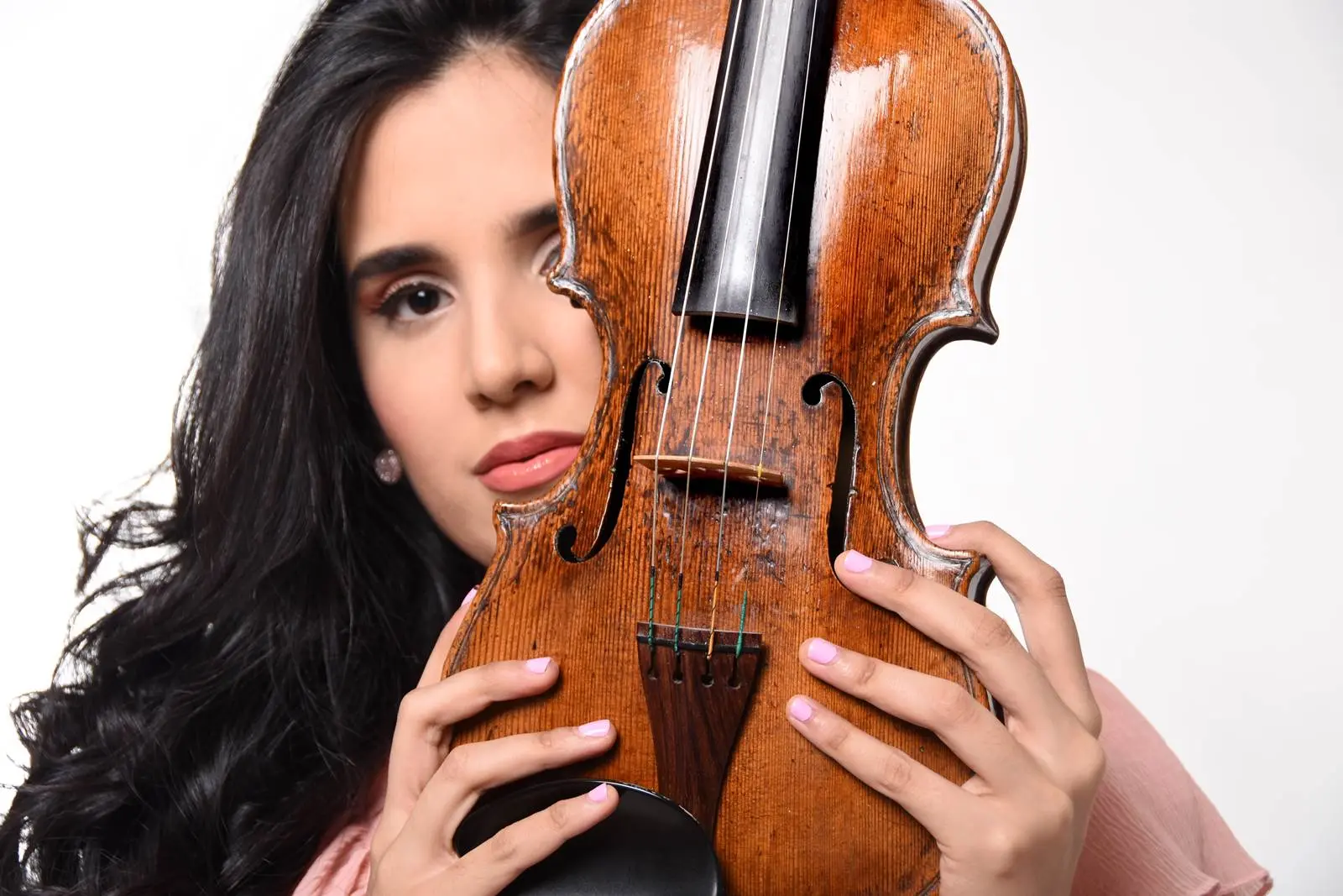 aisha syed violin - Who is the violin player in the Dominican Republic