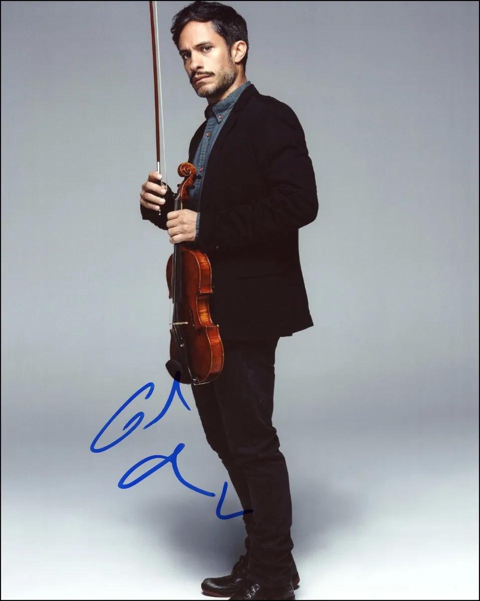 Gael García Bernal y su pasión por el violín en Mozart in the Jungle - Who wrote Mozart in the jungle gael garcia bernal violin - Who wrote Mozart in the jungle